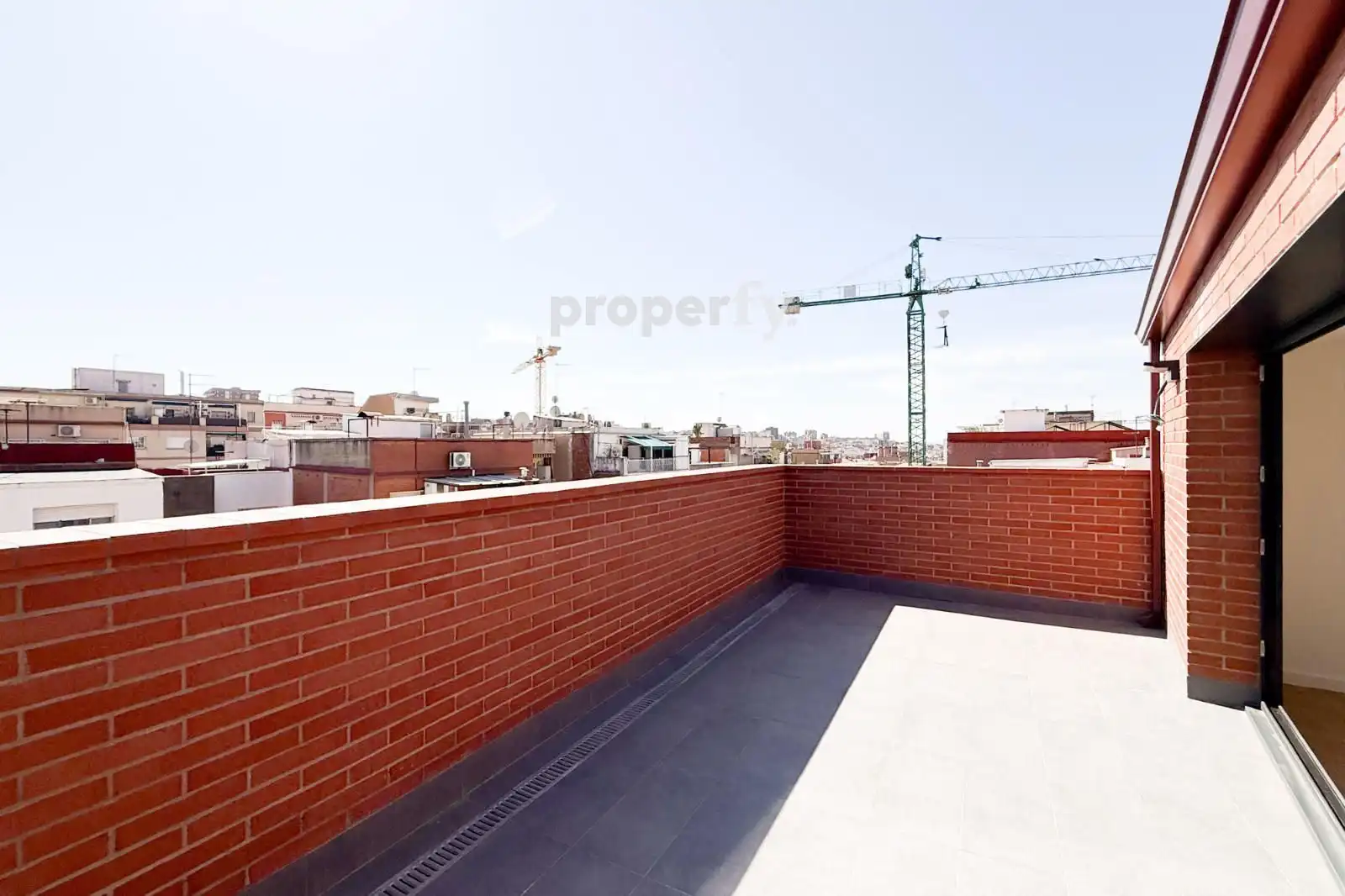 Außenansicht von Maisonette zum Verkauf in Badalona mit Klimaanlage, Heizung und Parkett