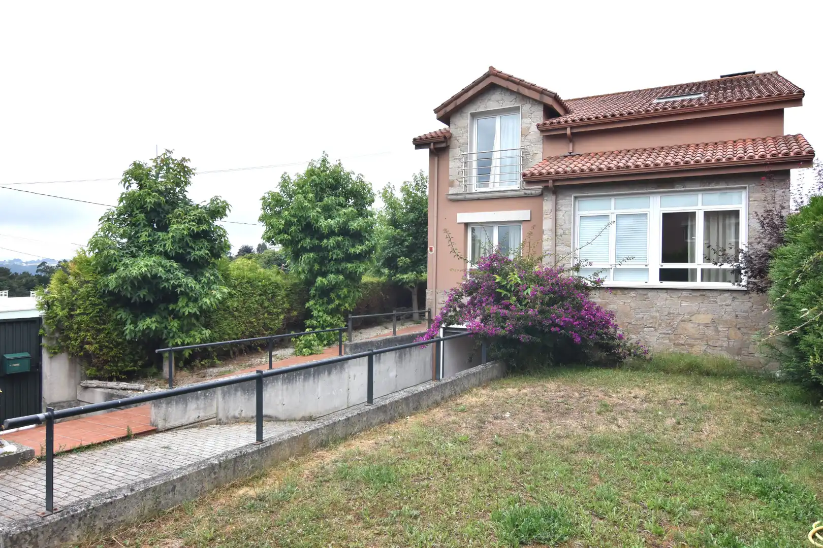 Vista exterior de Casa o chalet en venta en Miño con Calefacción, Jardín privado y Parquet