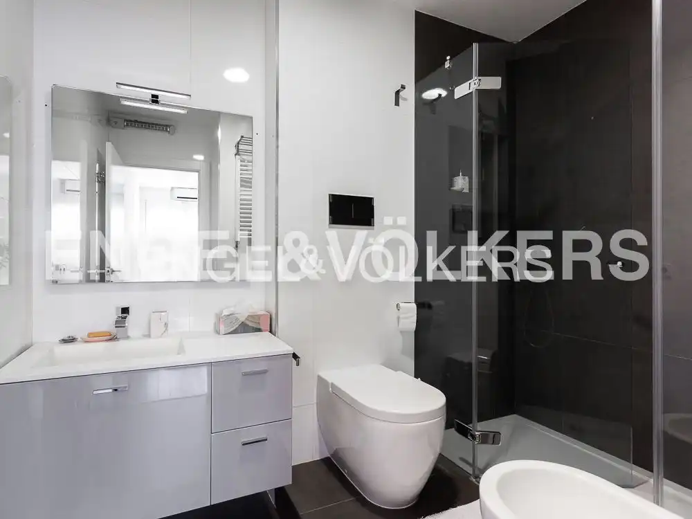 Bathroom of Flat for rent in Valencia  with Air Conditioner, Heating and Parquet flooring