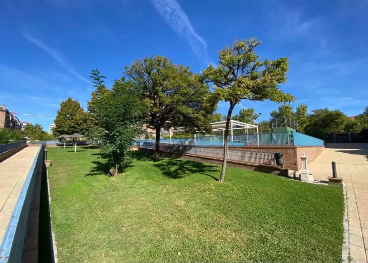 Piscina de Pis en venda en San Sebastián de los Reyes amb Aire condicionat, Calefacció i Parquet