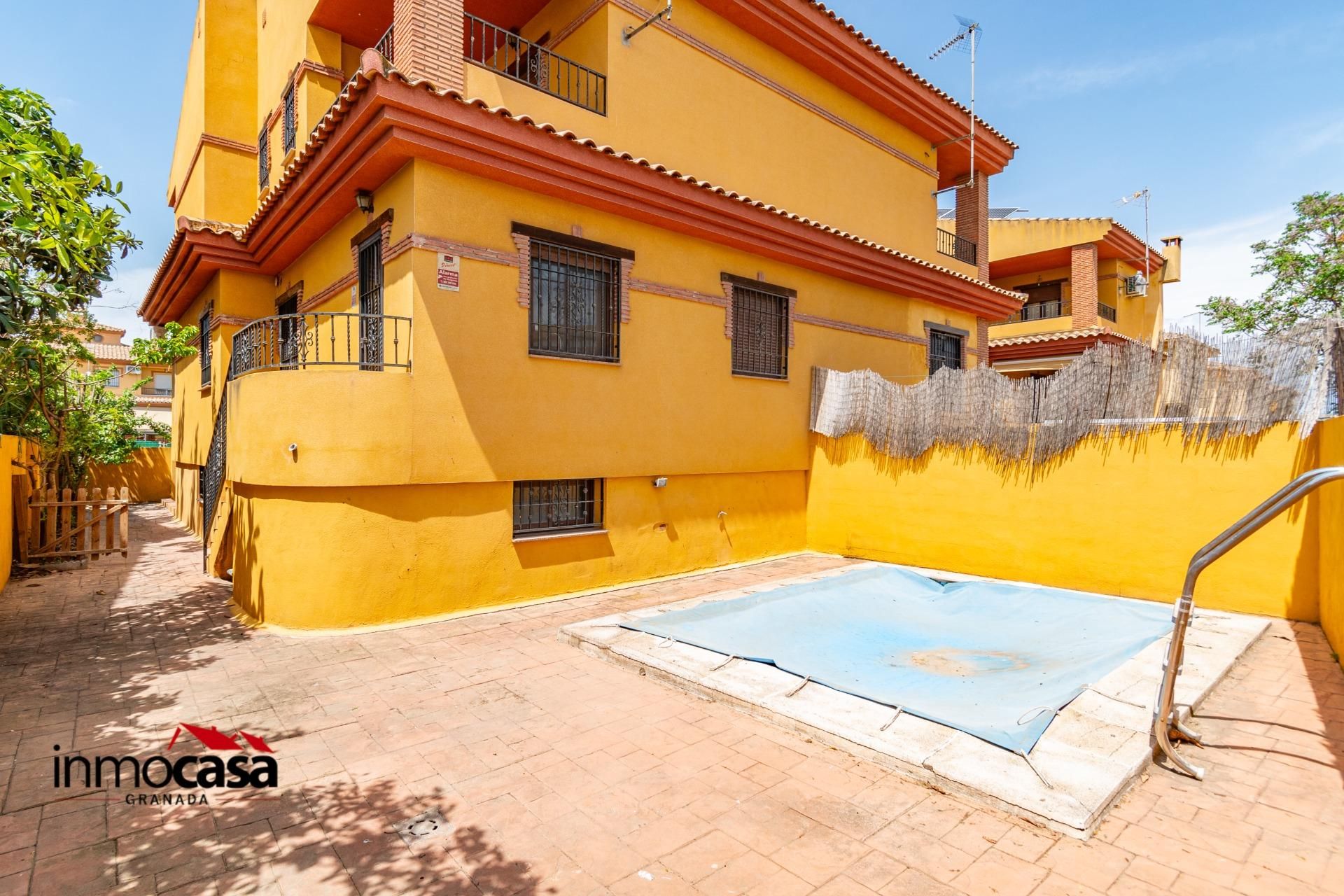 Vista exterior de Casa adosada en venda en Vegas del Genil amb Jardí privat, Terrassa i Piscina
