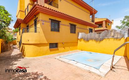 Vista exterior de Casa adosada en venda en Vegas del Genil amb Jardí privat, Parquet i Terrassa