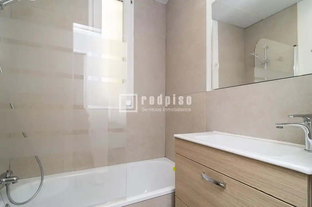 Bathroom of Flat for rent in Madrid  with Air Conditioner, Heating and Parquet flooring