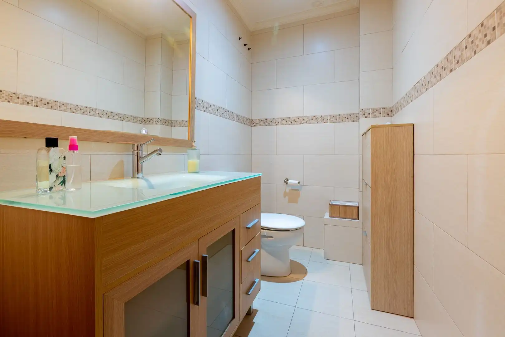 Badezimmer von Einfamilien-Reihenhaus zum Verkauf in Roses mit Klimaanlage, Heizung und Terrasse