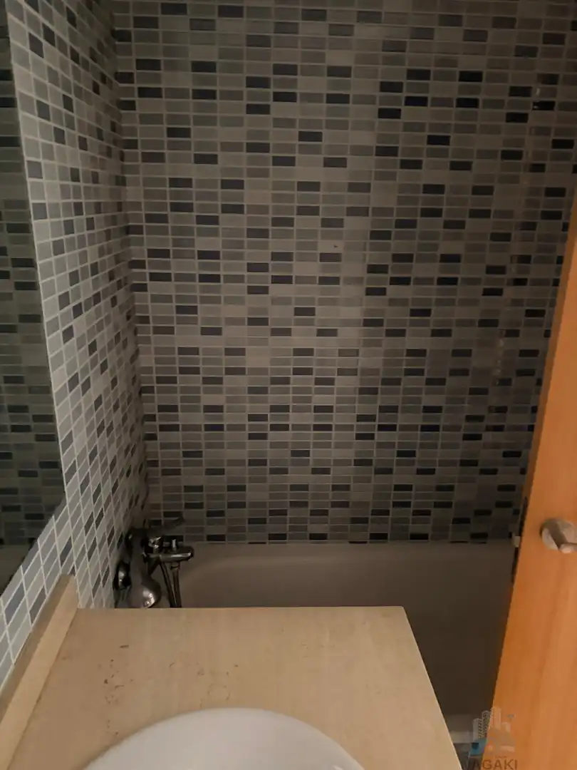 Badezimmer von Wohnung zum Verkauf in Salt mit Klimaanlage und Heizung