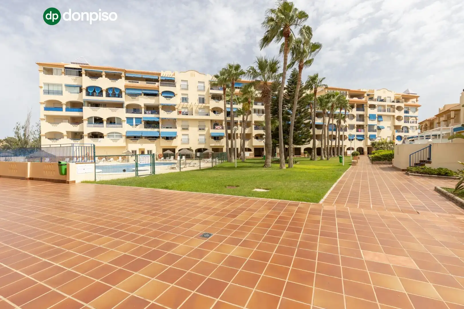 Vista exterior de Piso en venta en El Ejido con Piscina comunitaria