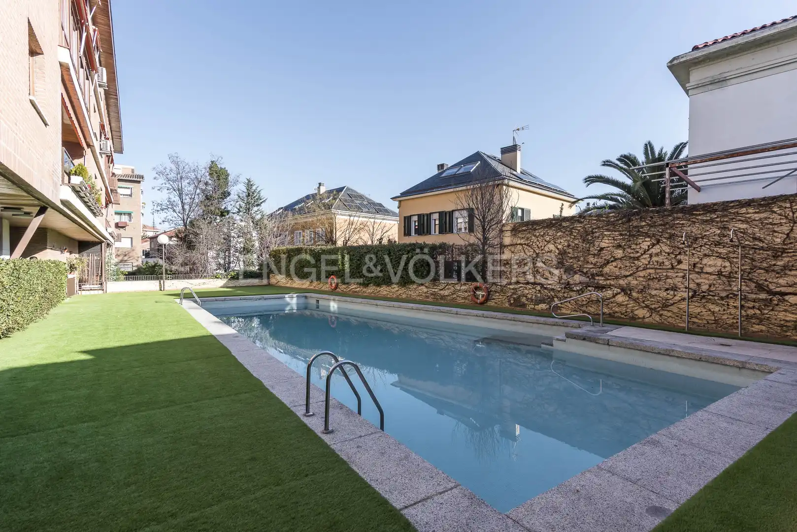 Piscina de Pis de lloguer en Madrid amb Aire condicionat, Calefacció i Jardí privat