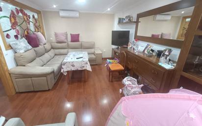 Sala d'estar de Casa o xalet en venda en Huétor Tájar amb Aire condicionat