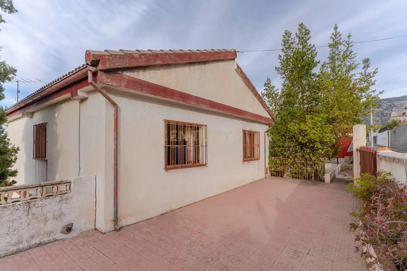 Vista exterior de Casa o xalet en venda en La Zubia amb Jardí privat i Traster