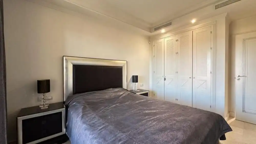 Dormitori de Apartament de lloguer en Estepona amb Aire condicionat, Terrassa i Piscina