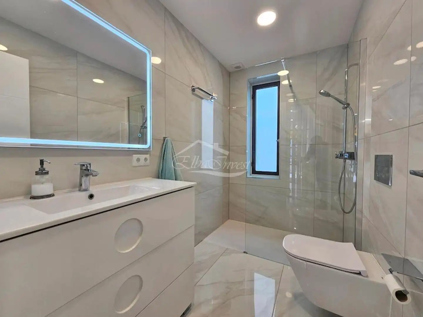 Baño de Piso en venta en Arona con Aire acondicionado, Terraza y Piscina