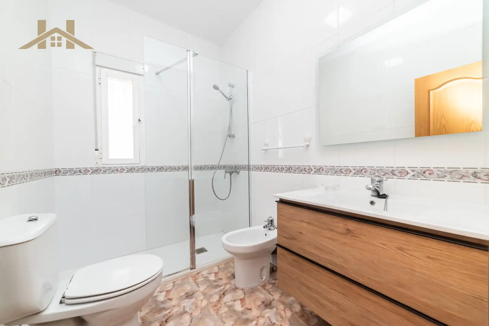Baño de Casa adosada en venta en Villa del Prado con Aire acondicionado, Jardín privado y Piscina