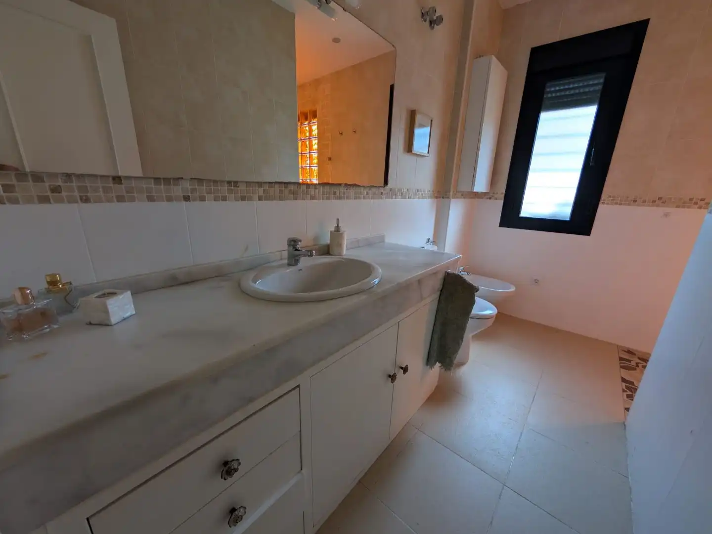 Bany de Casa o xalet en venda en Espartinas amb Aire condicionat, Terrassa i Piscina
