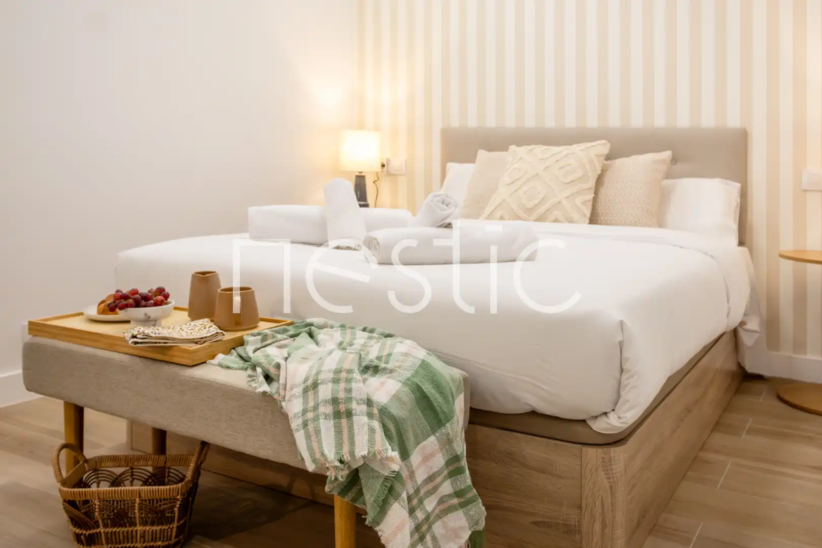 Dormitori de Apartament de lloguer en Madrid amb Aire condicionat, Calefacció i Moblat