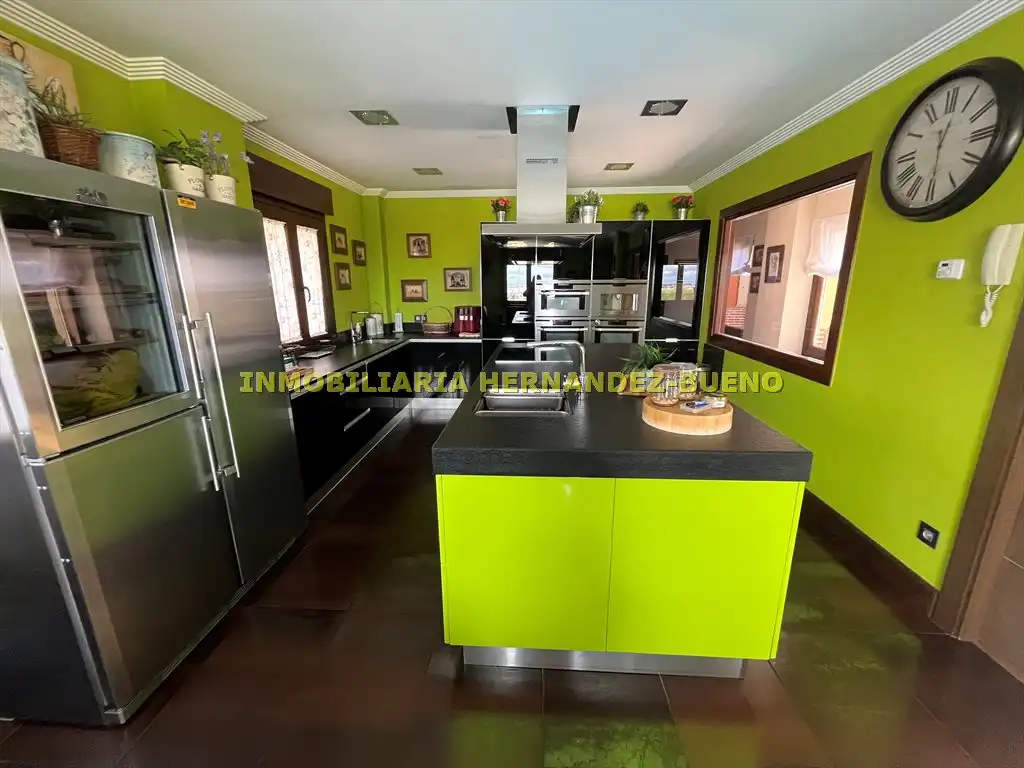 Cocina de Casa o chalet en venta en Carbajosa de la Sagrada con Aire acondicionado, Calefacción y Jardín privado