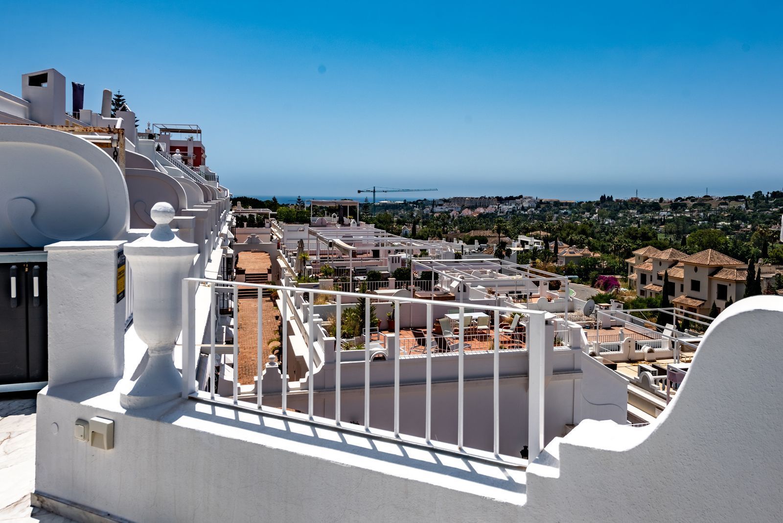 Vista exterior de Casa adosada en venda en Marbella amb Terrassa
