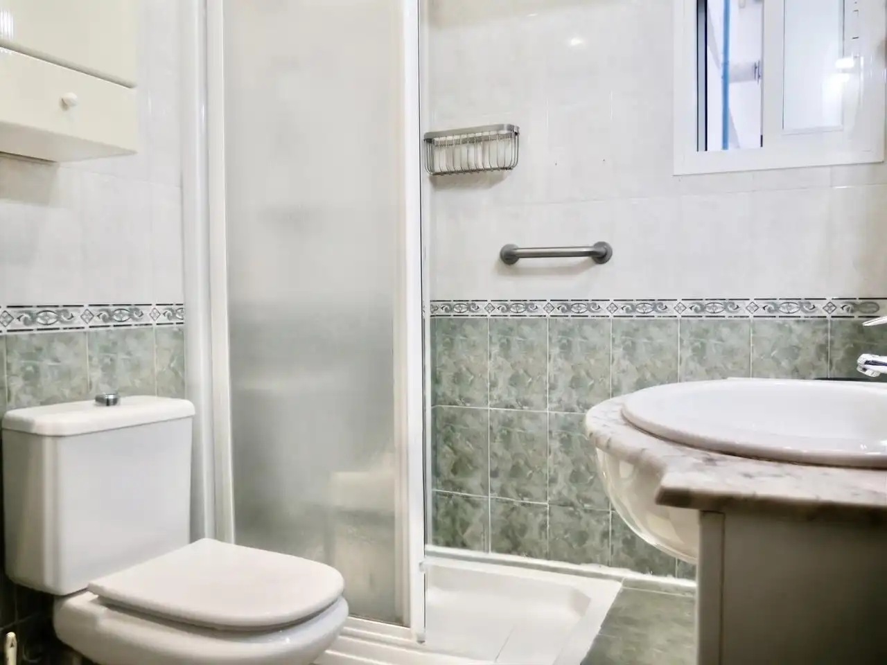 Badezimmer von Wohnung zum Verkauf in Sevilla mit Klimaanlage, Terrasse und Möbliert