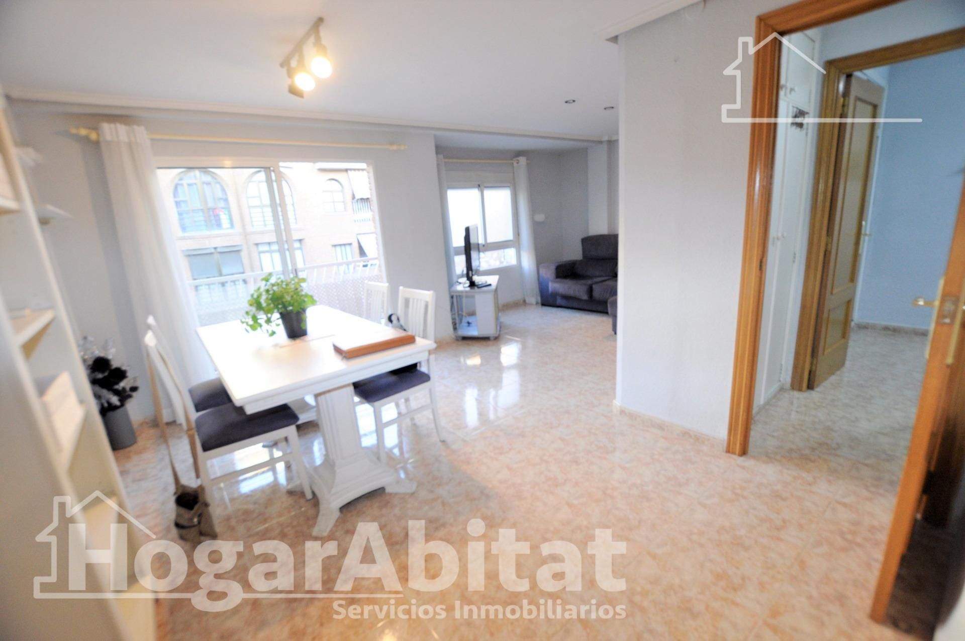 Living room of Flat for sale in  Valencia Capital  with Air Conditioner and Balcony