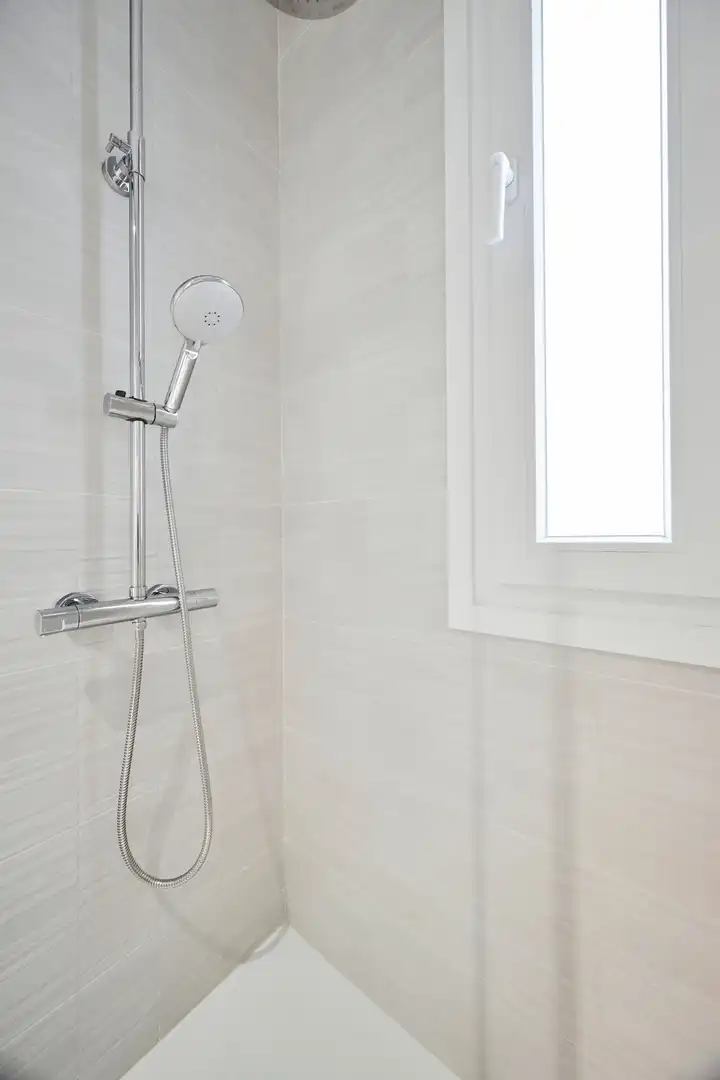 Badezimmer von Wohnung zur Miete in Madrid mit Klimaanlage, Heizung und Balkon
