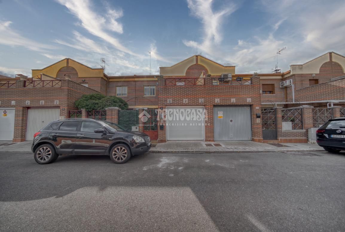 Vista exterior de Casa adosada en venda en Laguna de Duero amb Jardí privat