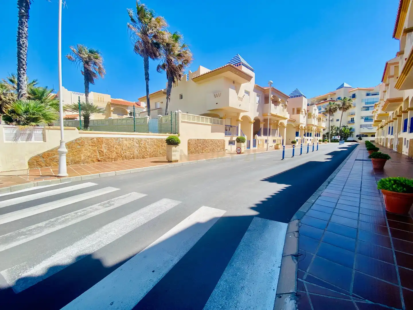 Vista exterior de Estudi en venda en El Ejido amb Aire condicionat, Balcó i Piscina comunitària