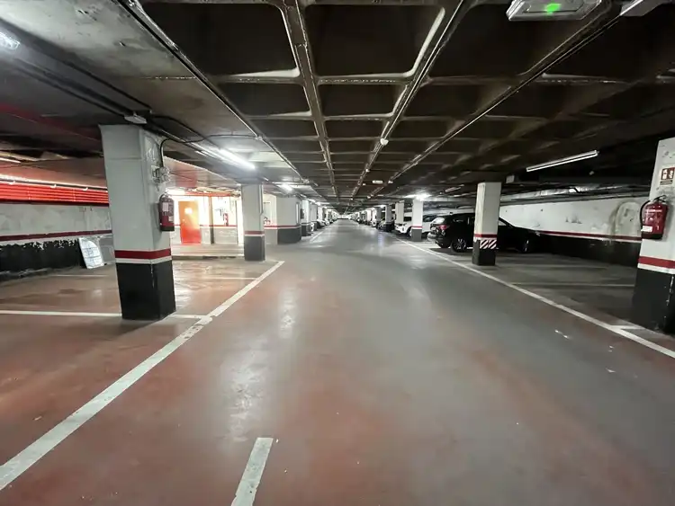 Parking de Piso de alquiler en Madrid con Aire acondicionado, Calefacción y Parquet