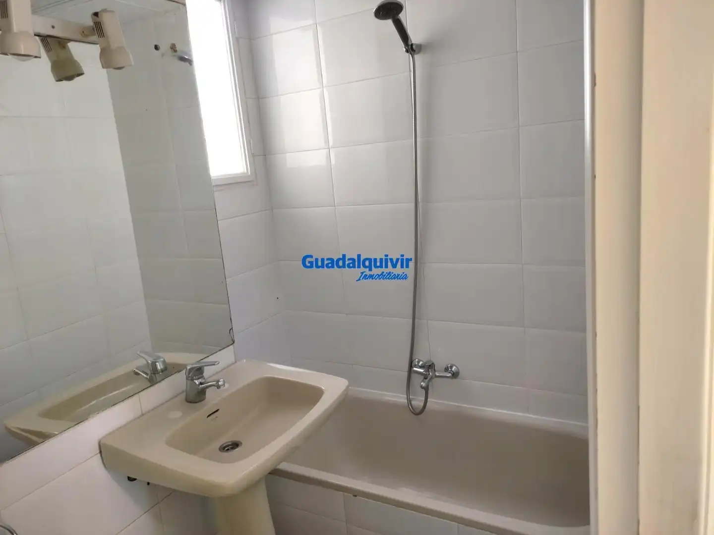 Bathroom of Flat for rent in Sevilla  with Air Conditioner, Furnished and Community pool