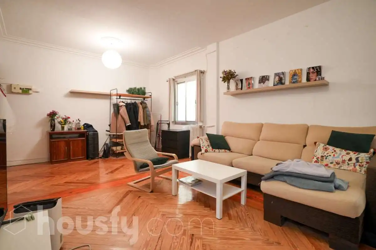 Sala d'estar de Pis en venda en Madrid amb Calefacció, Parquet i Moblat
