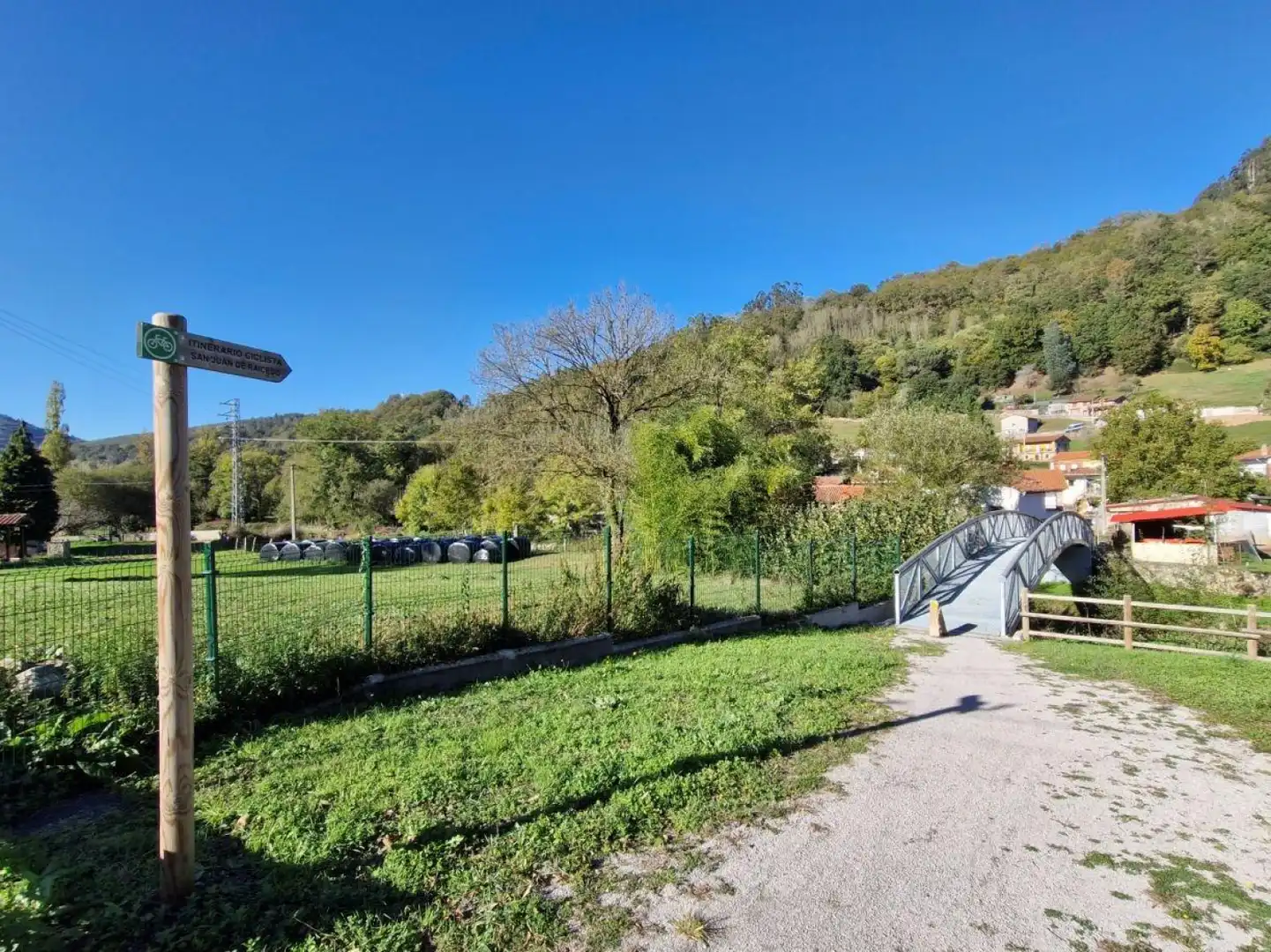 Einfamilien-Reihenhaus zum Verkauf in Arenas de Iguña mit Privatgarten und Balkon
