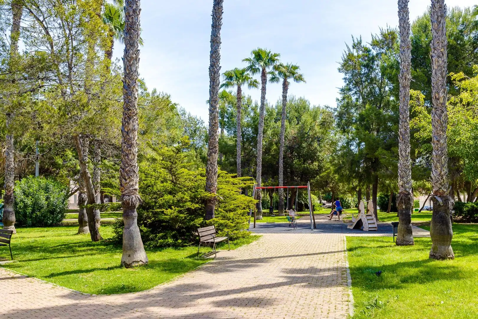 Vista exterior de Casa o xalet en venda en Torrevieja amb Aire condicionat, Jardí privat i Moblat