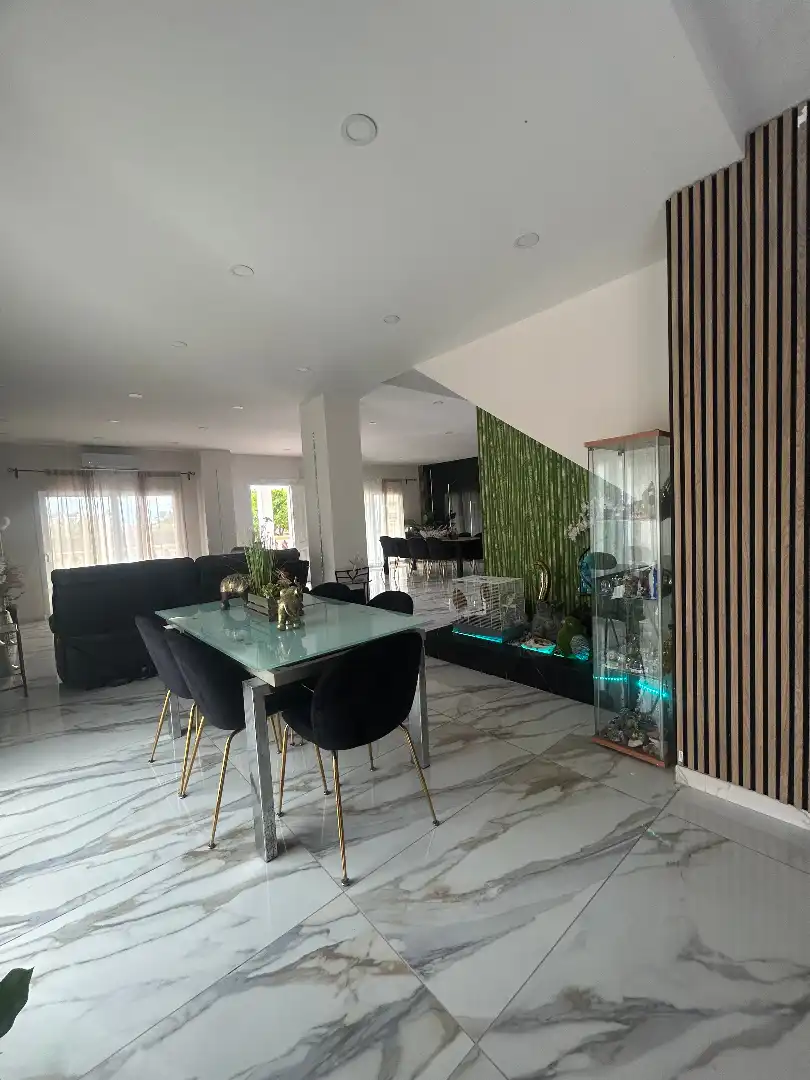 Menjador de Casa o xalet en venda en Alhaurín de la Torre amb Aire condicionat, Jardí privat i Terrassa