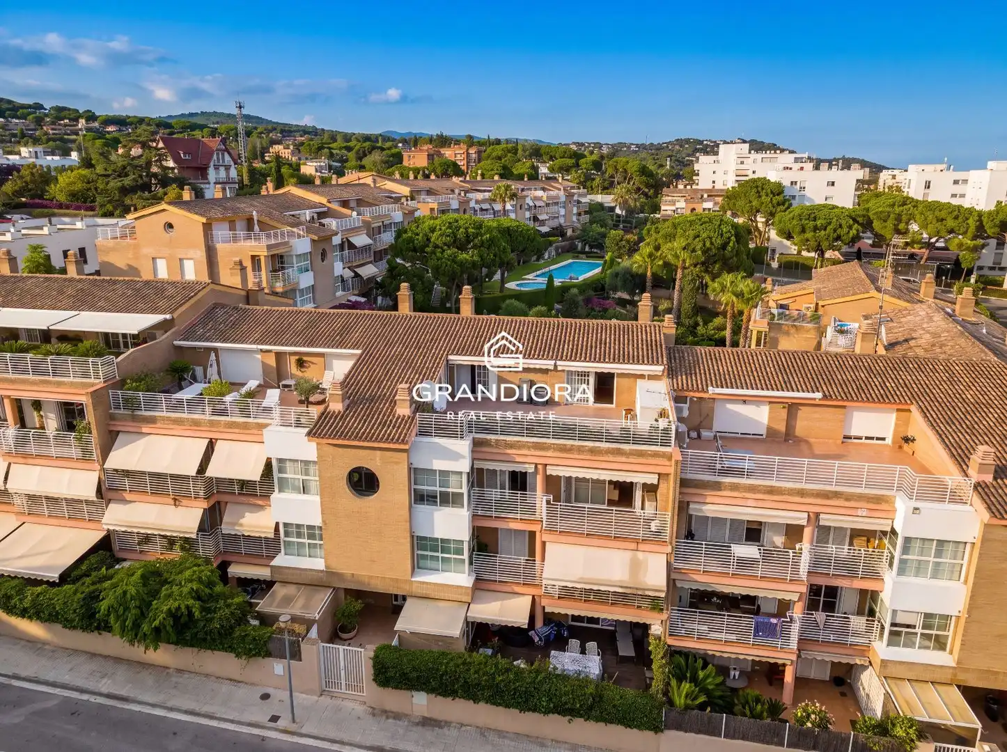 Außenansicht von Maisonette zur Miete in Sant Andreu de Llavaneres mit Klimaanlage, Terrasse und Schwimmbad
