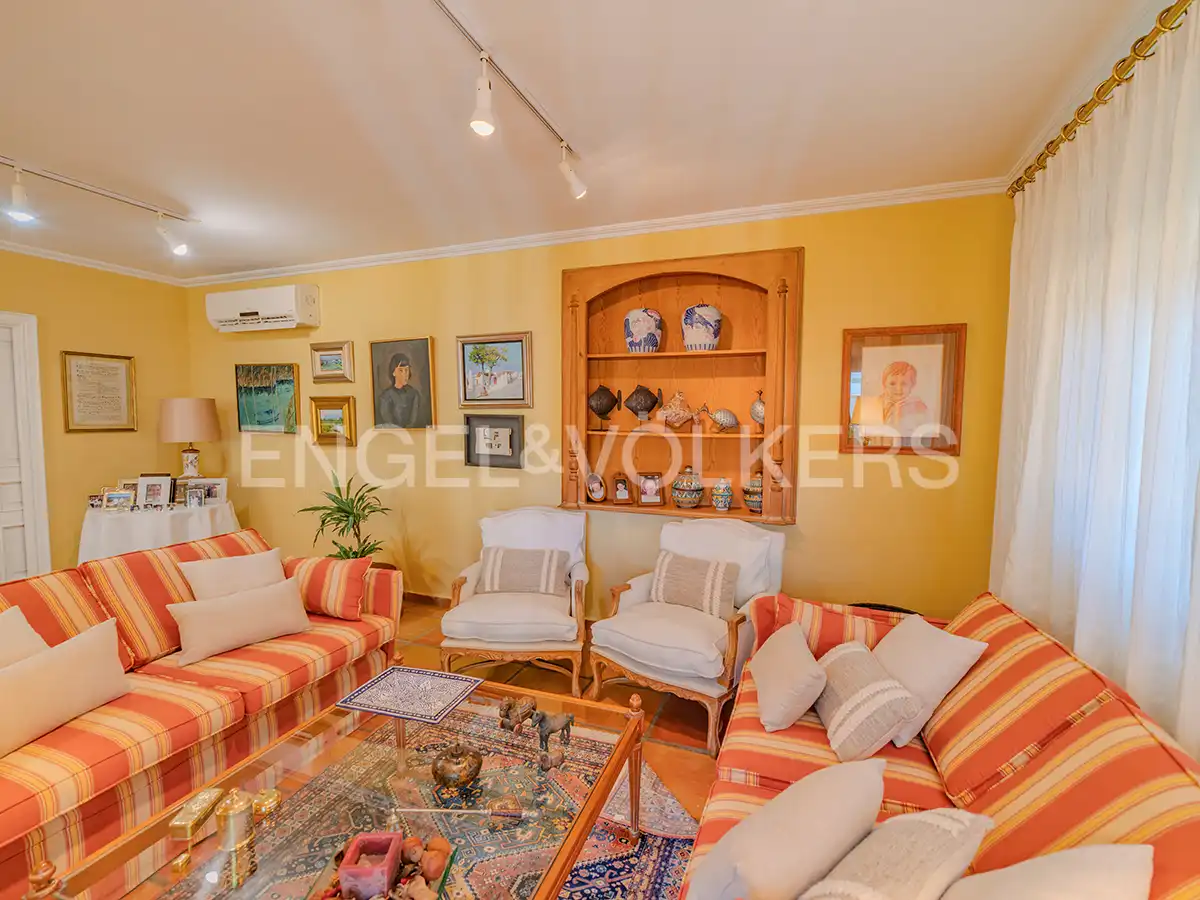 Sala d'estar de Casa o xalet en venda en Alicante / Alacant amb Aire condicionat, Calefacció i Jardí privat