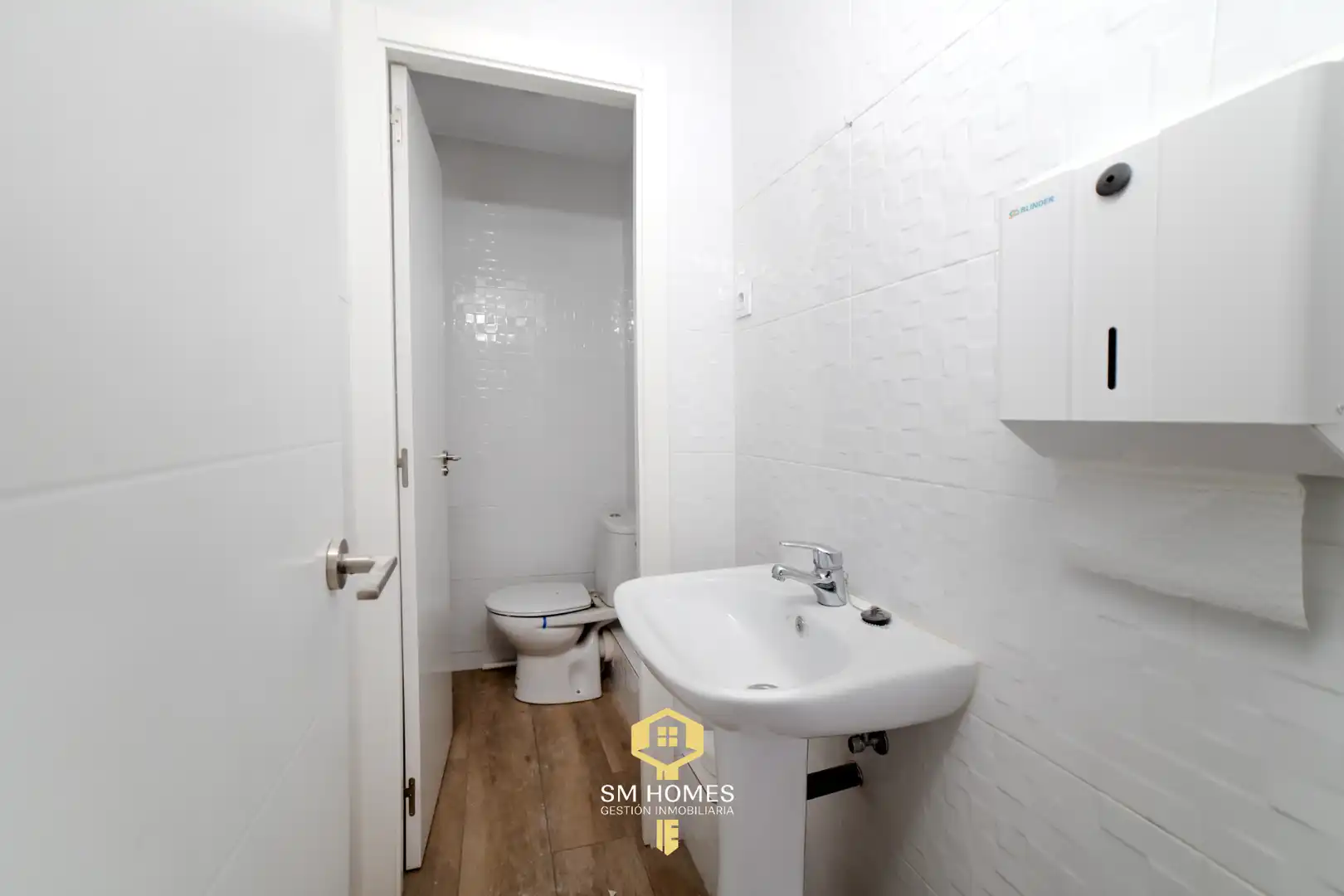 Bathroom of Commercial properties for rent in Coslada