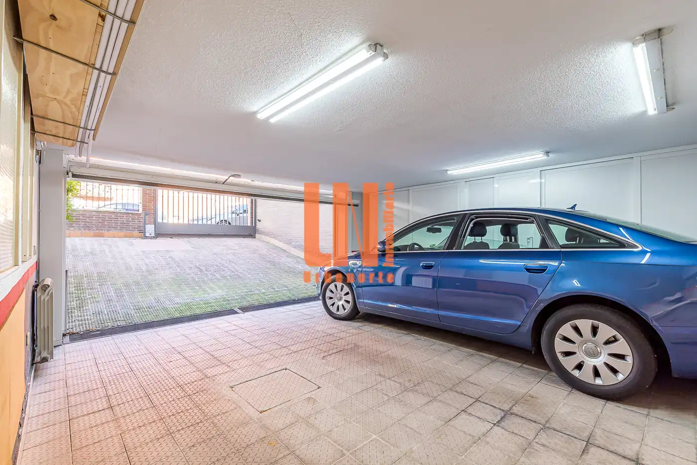 Parking de Casa adosada en venta en Madrid con Aire acondicionado, Calefacción y Jardín privado