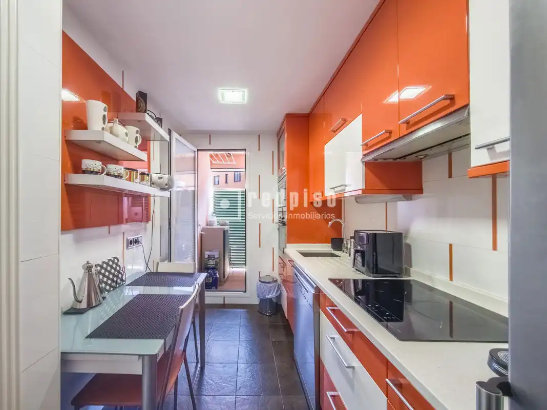 Cocina de Piso en venta en Alcorcón con Calefacción, Jardín privado y Trastero