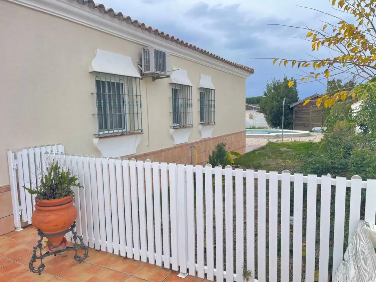 Vista exterior de Casa o xalet en venda en Chiclana de la Frontera amb Aire condicionat, Jardí privat i Piscina