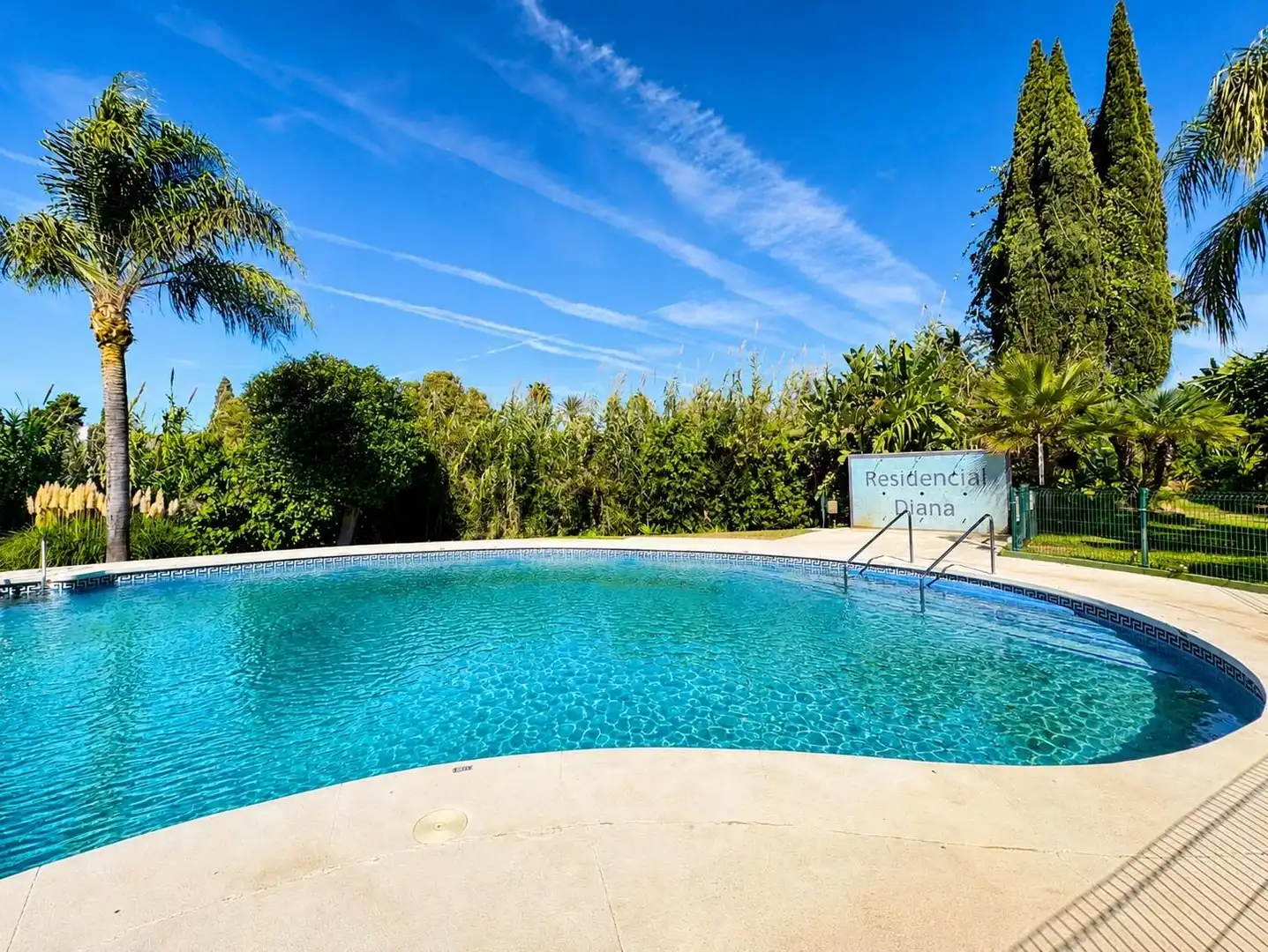 Schwimmbecken von Einfamilien-Reihenhaus zum Verkauf in Estepona mit Heizung, Privatgarten und Terrasse