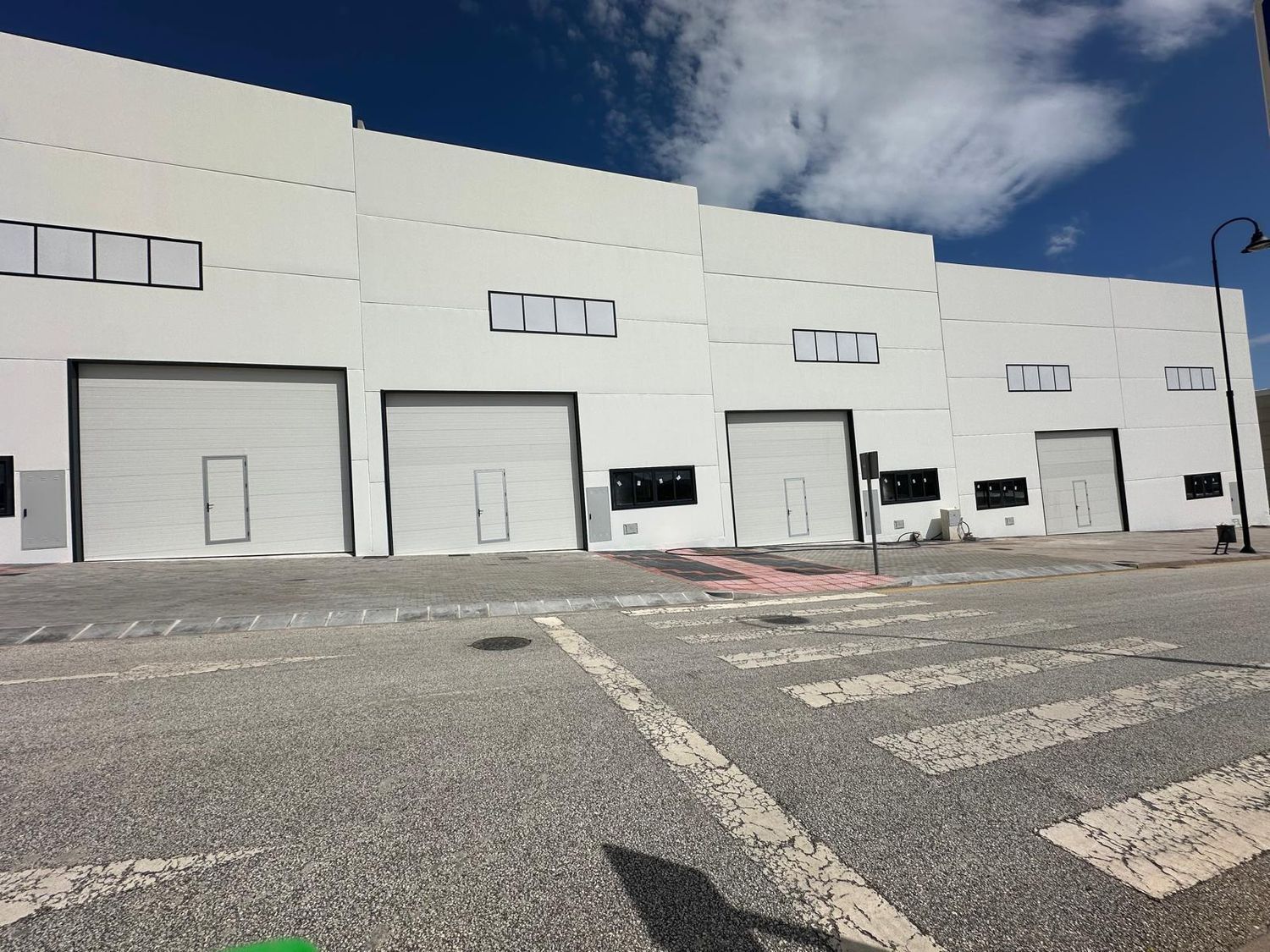 Vista exterior de Local de lloguer en Mijas