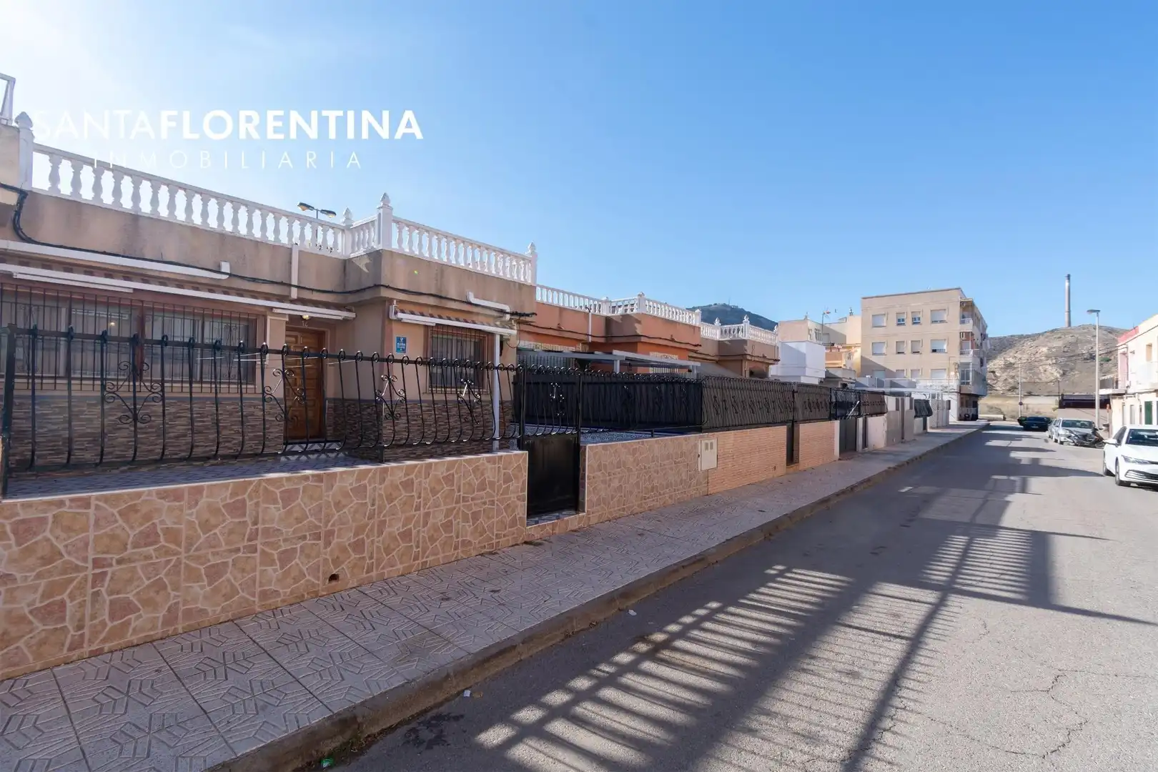 Vista exterior de Casa adosada en venda en Cartagena amb Aire condicionat, Jardí privat i Terrassa