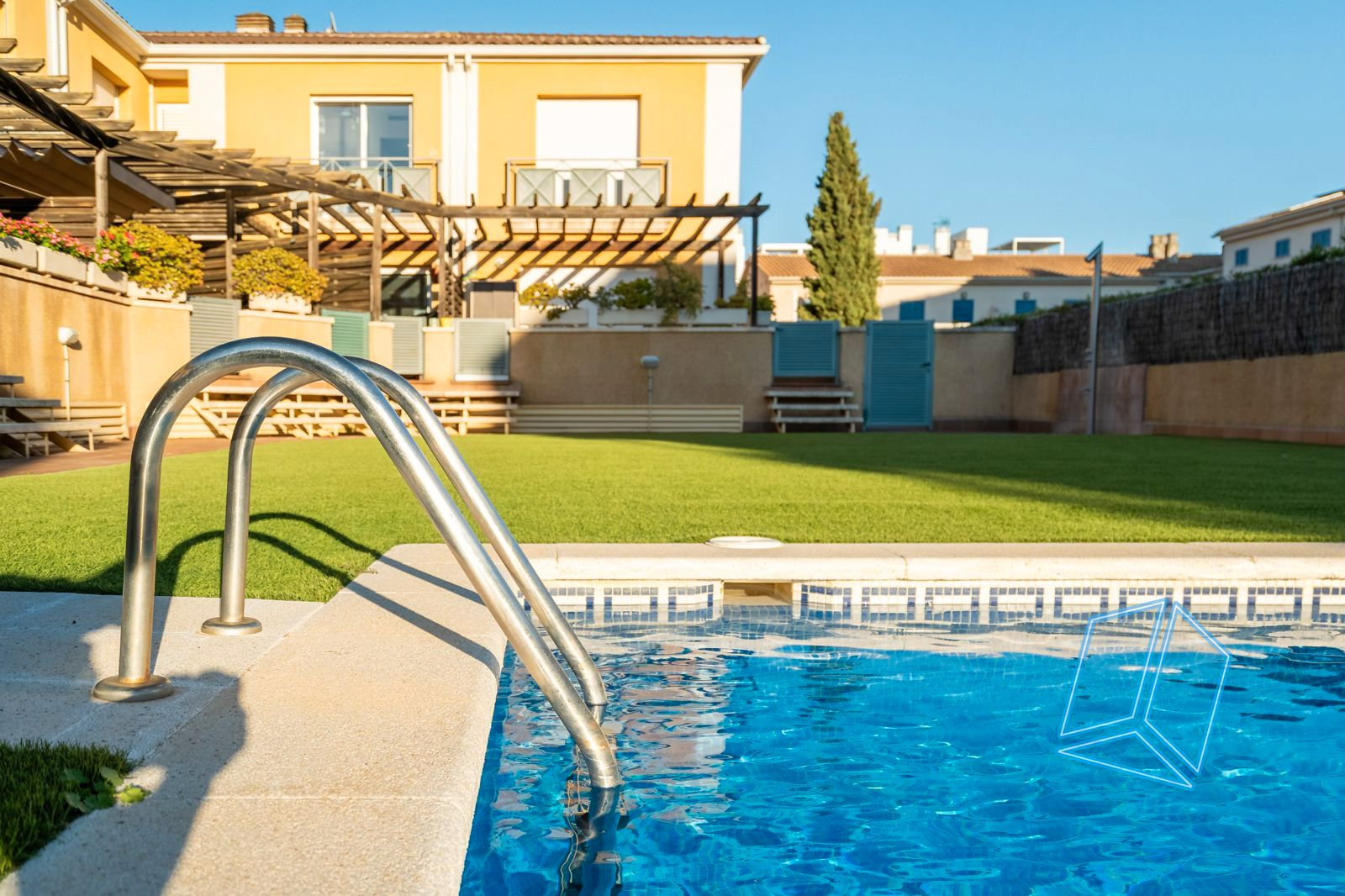 Piscina de Casa o xalet en venda en Cubelles amb Terrassa i Moblat