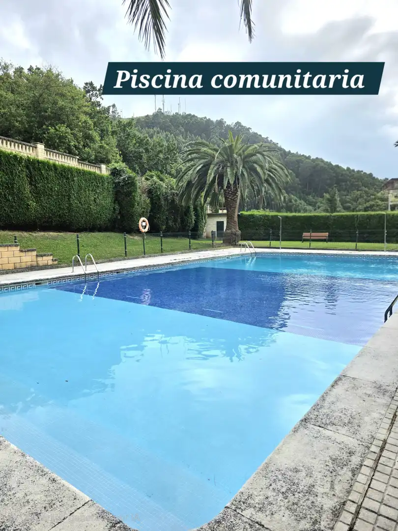Schwimmbecken von Einfamilien-Reihenhaus zum Verkauf in Castro-Urdiales mit Heizung, Privatgarten und Parkett