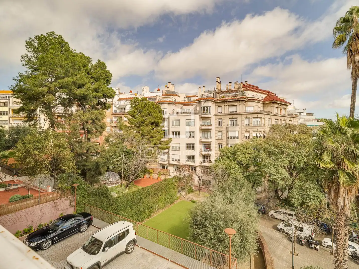 Außenansicht von Wohnung zum Verkauf in Barcelona mit Klimaanlage, Heizung und Privatgarten
