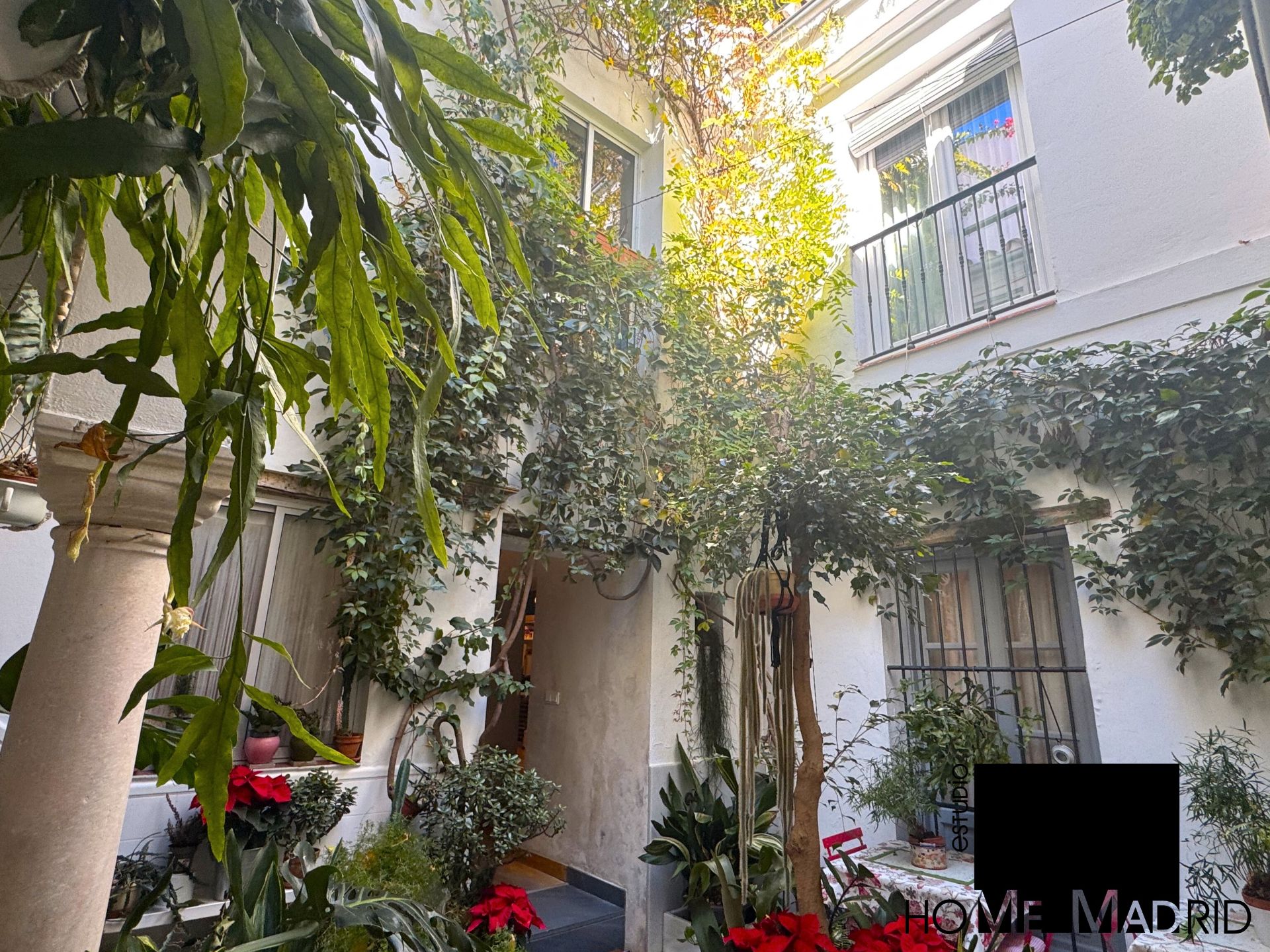 Vista exterior de Edifici en venda en El Puerto de Santa María amb Alarma