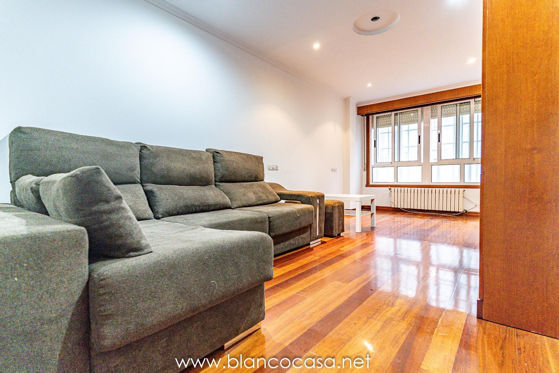 Sala d'estar de Pis de lloguer en Carballo amb Calefacció i Terrassa