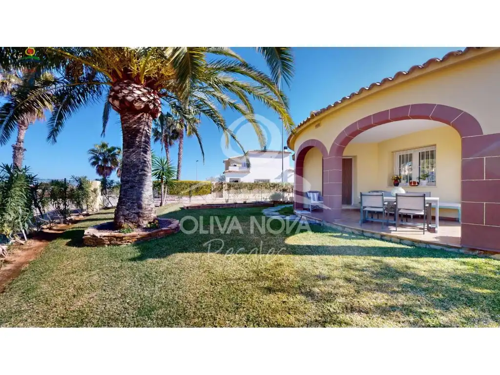Vista exterior de Casa o chalet en venta en Oliva con Jardín privado