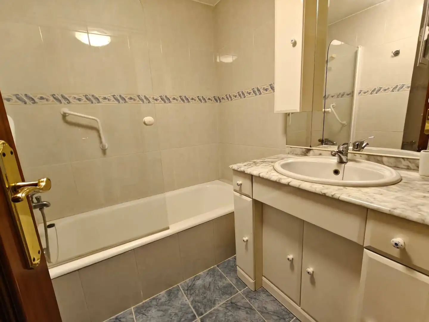 Badezimmer von Wohnung zur Miete in Santiago de Compostela  mit Heizung und Abstellraum