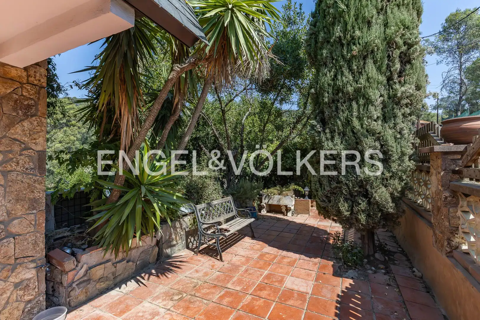 Vista exterior de Casa o xalet en venda en Molins de Rei amb Aire condicionat, Calefacció i Jardí privat