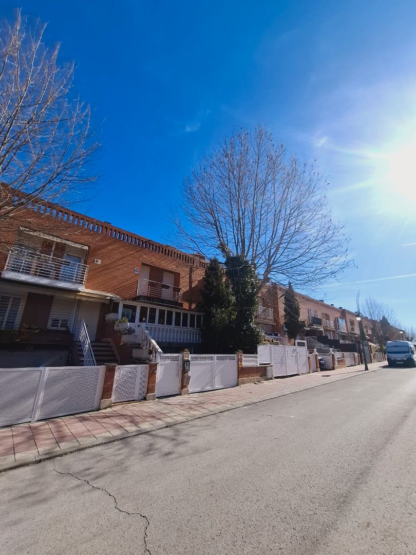 Vista exterior de Casa adosada en venda en Villaviciosa de Odón amb Aire condicionat, Calefacció i Jardí privat