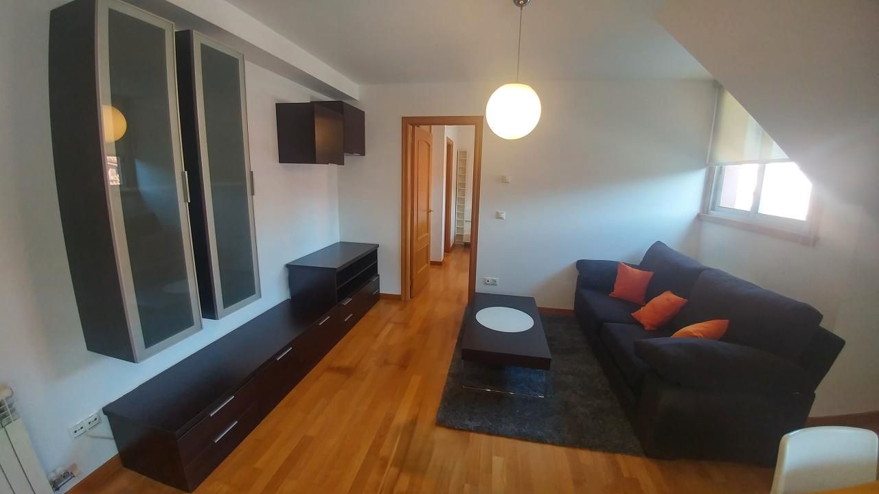 Wohnzimmer von Dachboden miete in Ames mit Heizung, Abstellraum und Möbliert